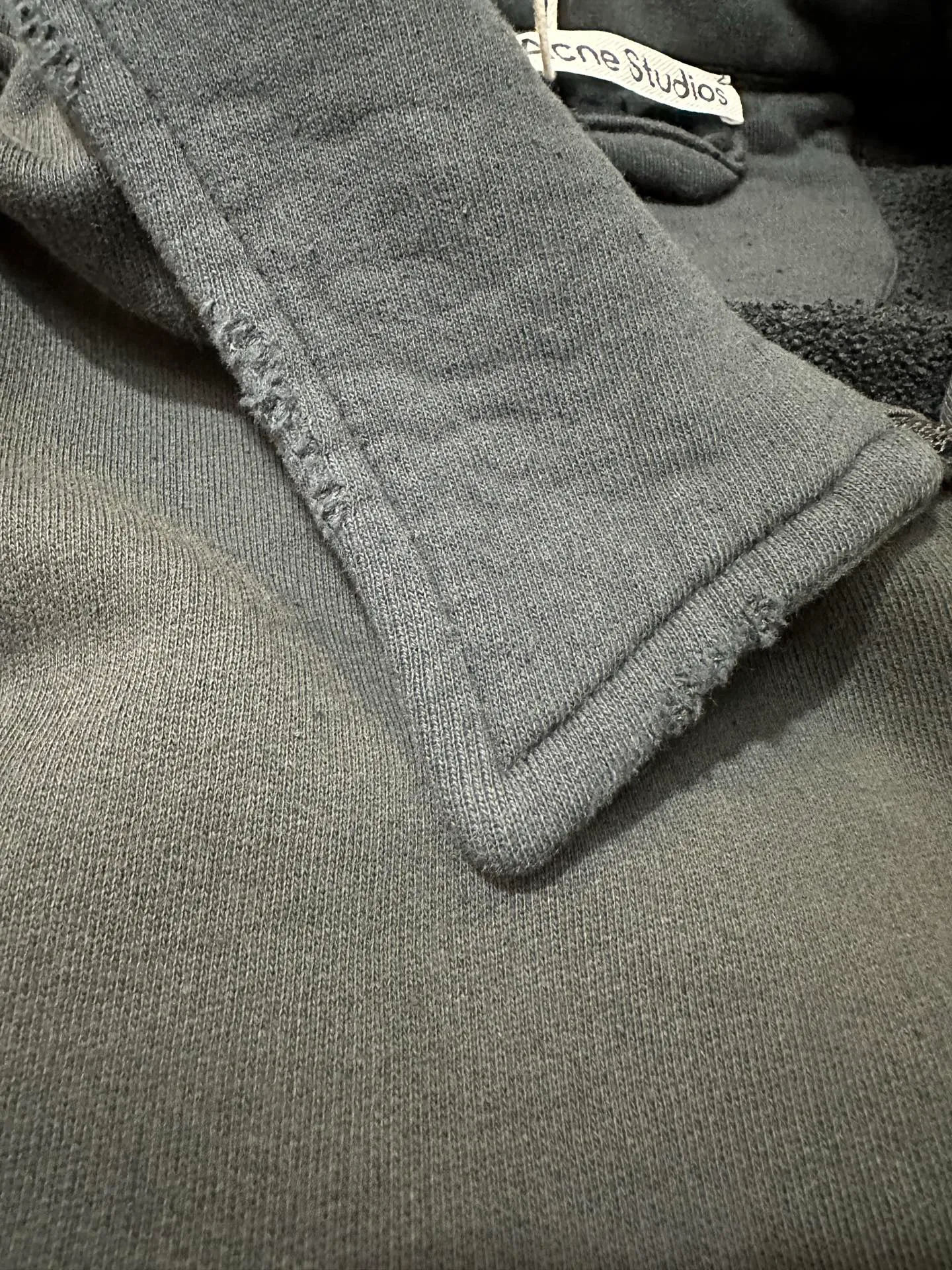 Acne Studios 26FW lapel zipper sweatshirt jacket. Fabric: Made of washed distressed terry cotton, ready-to-wear dyeing process, with Retro distressed and faded texture, and the edges of the collar are frayed and raw. Details: White embroidered text "Acne Studios STOCKHOLM" on the left chest; metal zipper (the original uses Lampo zipper); ribbed hem and cuffs, short length, optimized body proportions. The picture shows the carbon black/dark charcoal gray distressed color custom hardware, threads, accessories, plate alignment, men and women, Same Style Color: Dark Charcoal Gray, Light Green Size: XS S M L